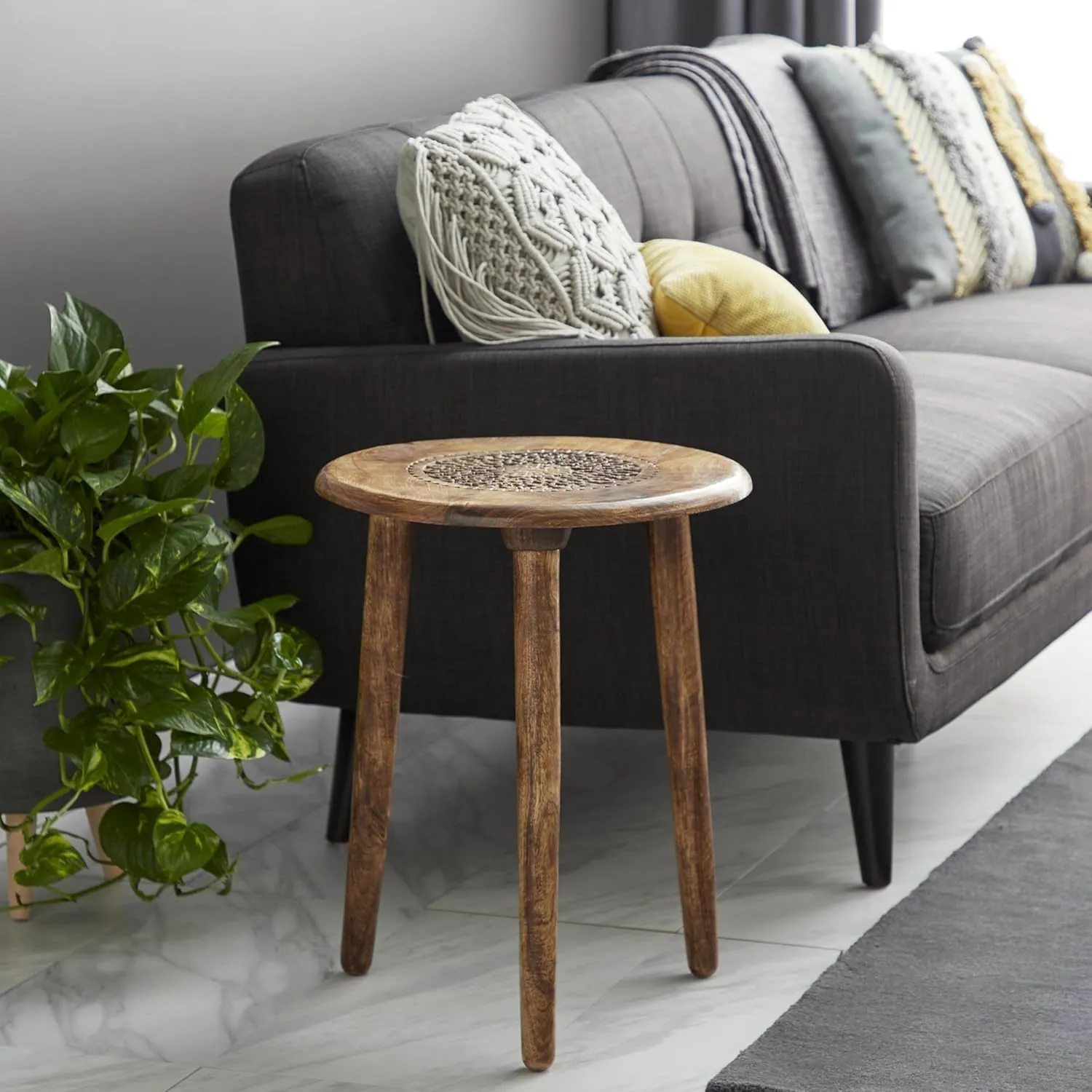 Round Coffee Table Three Leg Wooden Table Walnut Finish Center Table for Living Room Use Modern Wood Coffee Table Durable Three Leg Table for Home Furniture Living Room Decor Use