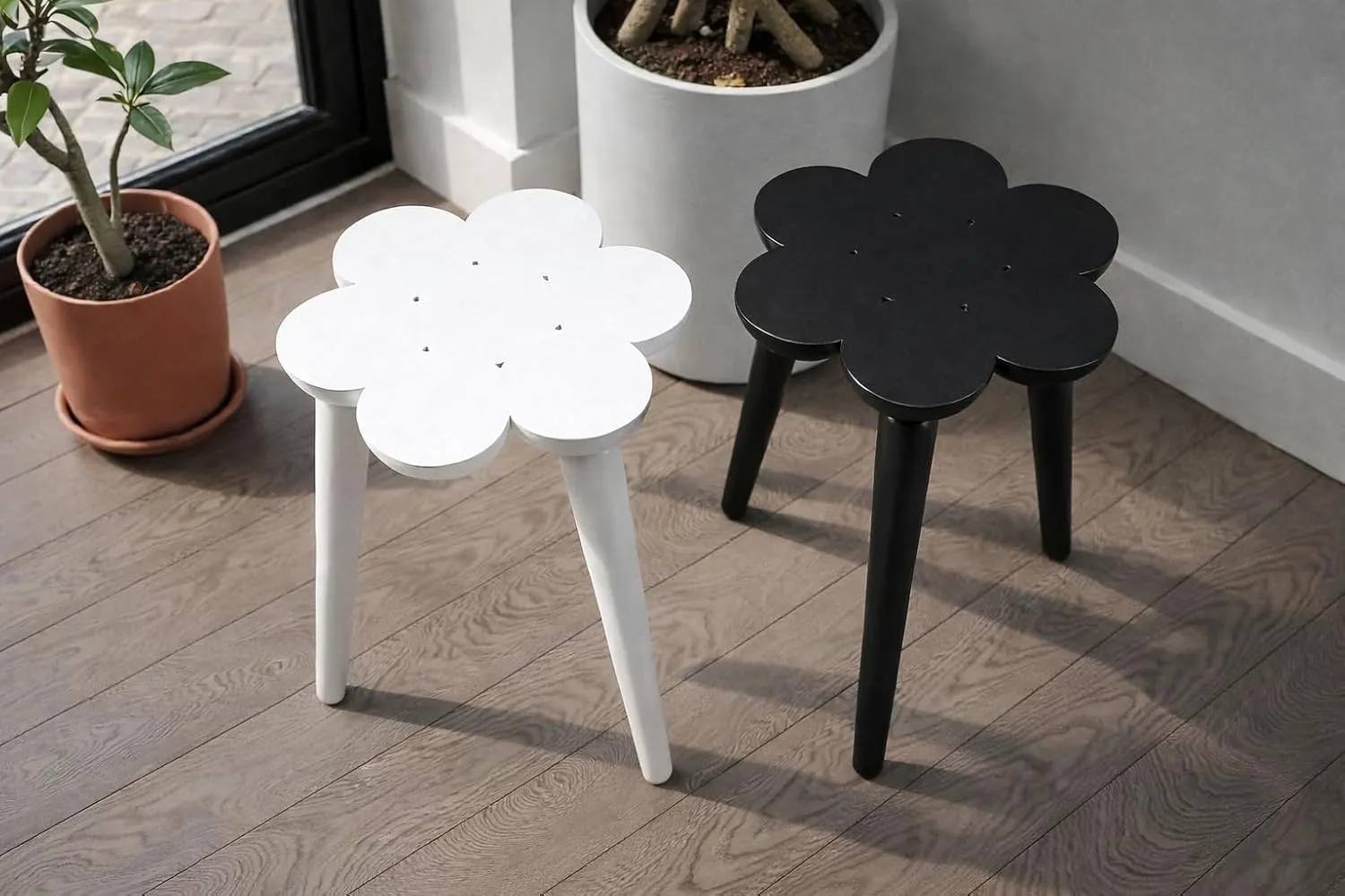 Round Wooden Side Table Flower Shape Top Solid Wood Accent Table Black White for Living Room Bedroom Use Durable Wood End Table Decorative Furniture for Home Daily Use