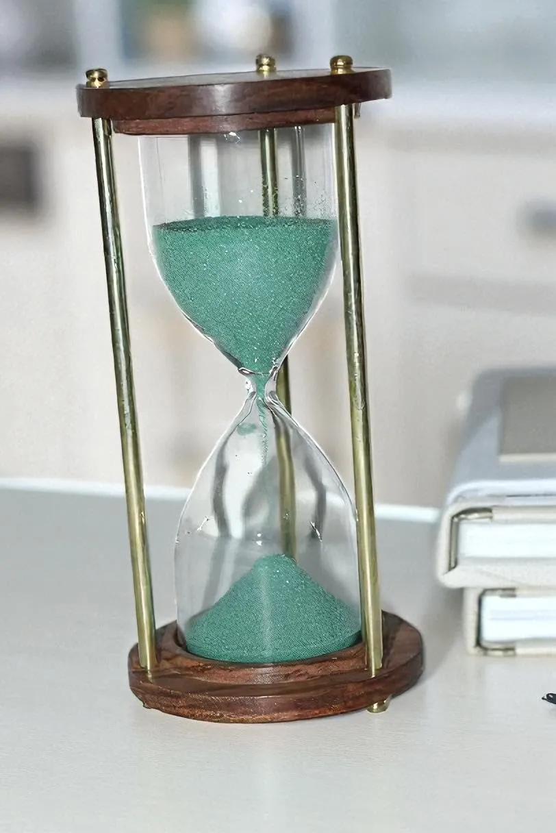 The wooden  tGreen Wooden Brass Hourglass 5 Minute Sand Timer Decorative Wooden Sand Clock for Home, Office, Study, Meditation, and Kitchen Useone 